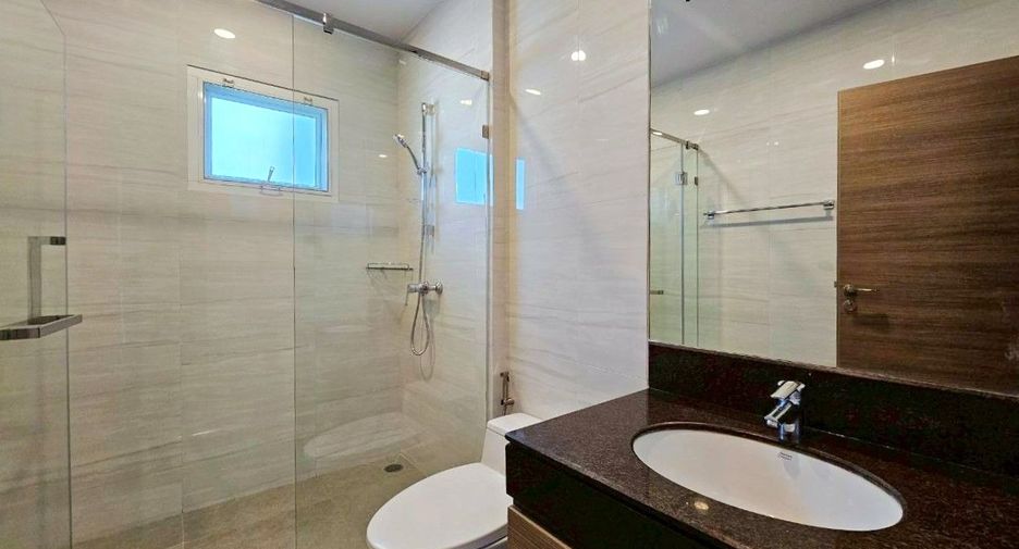 For rent 4 bedrooms apartment in Khlong Toei, Bangkok