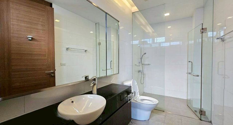 For rent 2 bedrooms apartment in Khlong Toei, Bangkok