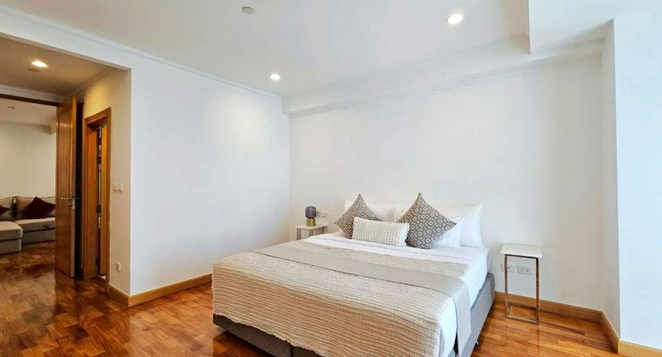 For rent 3 bedrooms apartment in Khlong Toei, Bangkok