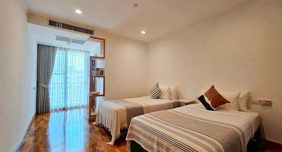 For rent 3 bedrooms apartment in Khlong Toei, Bangkok
