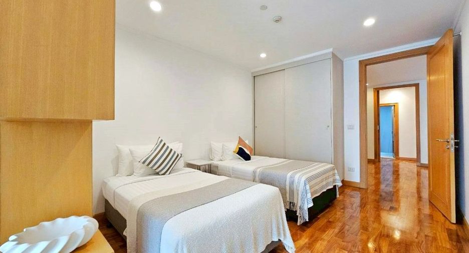 For rent 3 bedrooms apartment in Khlong Toei, Bangkok
