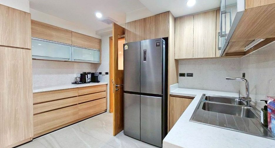 For rent 3 bedrooms apartment in Khlong Toei, Bangkok