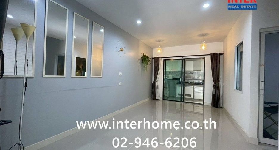 Casa adosada en venta de 4 habitaciones en Sam Phran, Nakhon Pathom