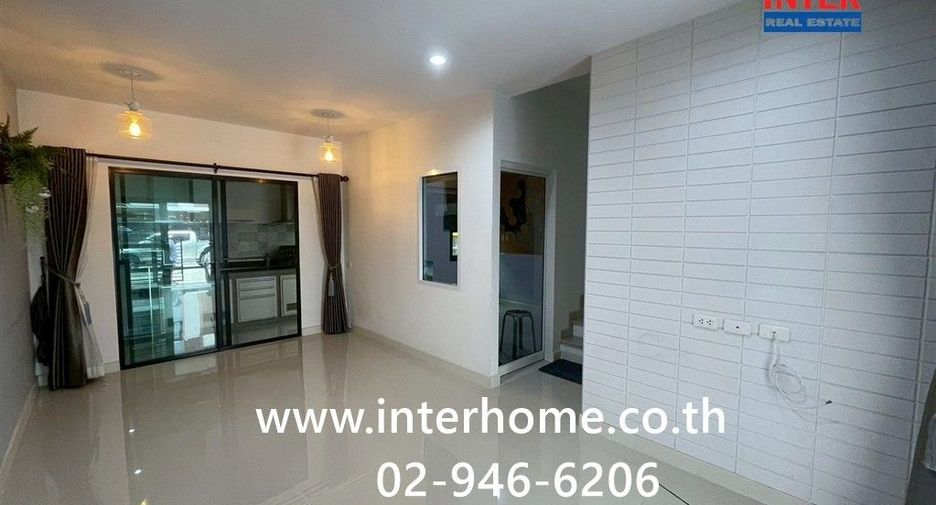 Casa adosada en venta de 4 habitaciones en Sam Phran, Nakhon Pathom