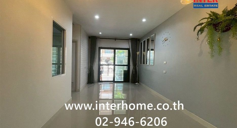 Casa adosada en venta de 4 habitaciones en Sam Phran, Nakhon Pathom