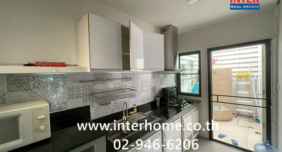 Casa adosada en venta de 4 habitaciones en Sam Phran, Nakhon Pathom