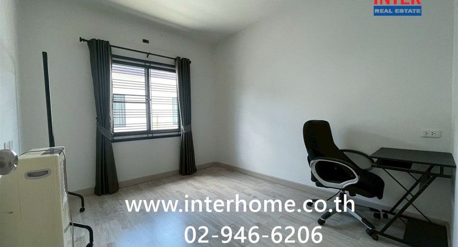 Casa adosada en venta de 4 habitaciones en Sam Phran, Nakhon Pathom