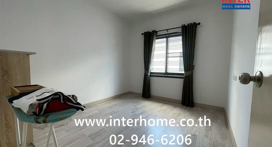 Casa adosada en venta de 4 habitaciones en Sam Phran, Nakhon Pathom