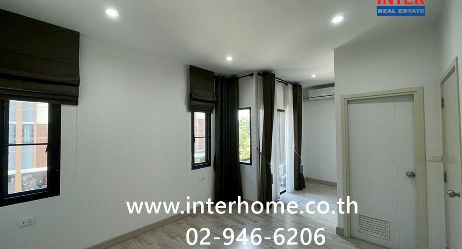Casa adosada en venta de 4 habitaciones en Sam Phran, Nakhon Pathom