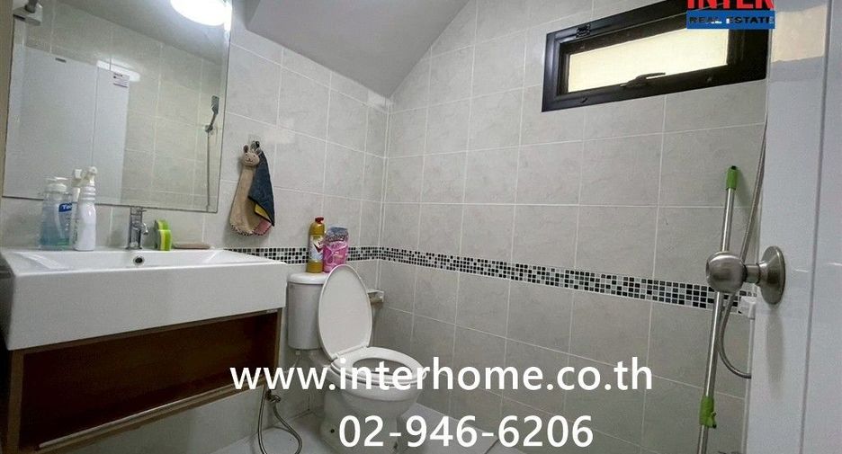 Casa adosada en venta de 4 habitaciones en Sam Phran, Nakhon Pathom