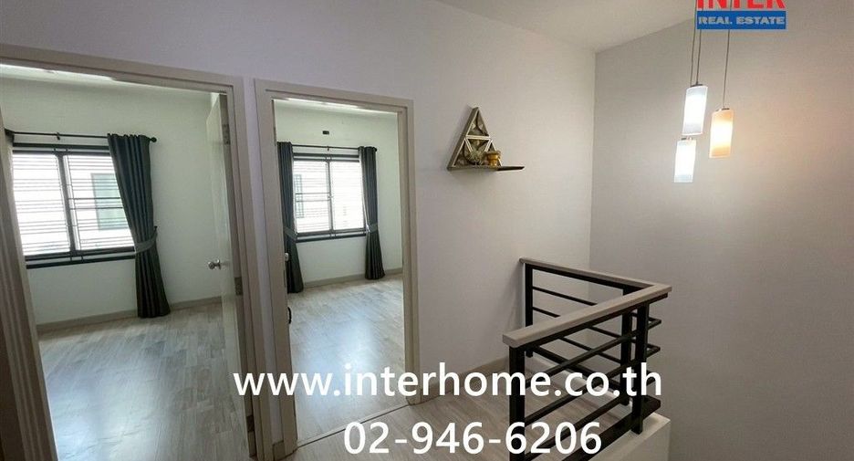 Casa adosada en venta de 4 habitaciones en Sam Phran, Nakhon Pathom