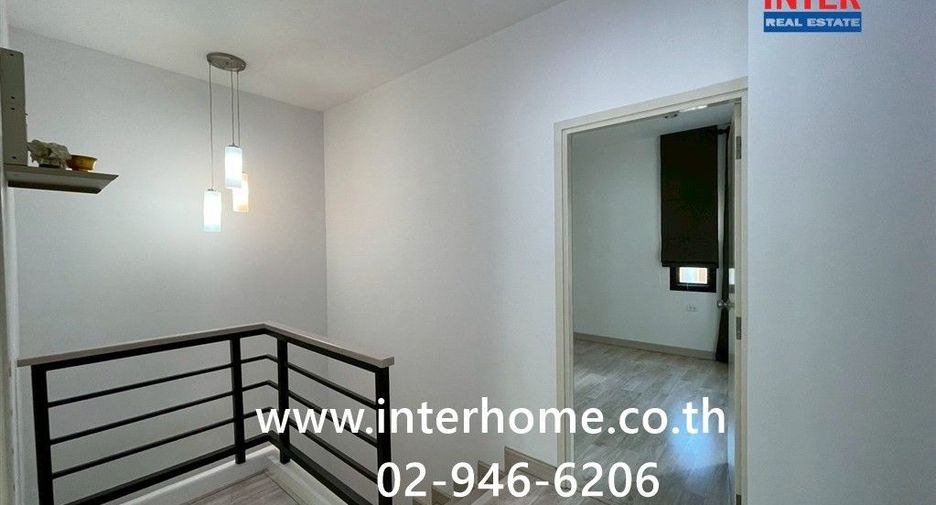 Casa adosada en venta de 4 habitaciones en Sam Phran, Nakhon Pathom