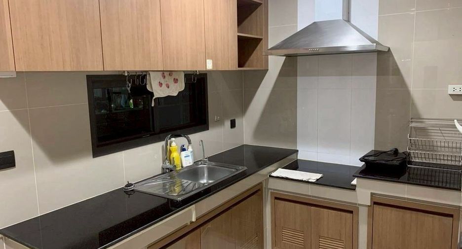 For rent 4 bedrooms house in Bang Kapi, Bangkok