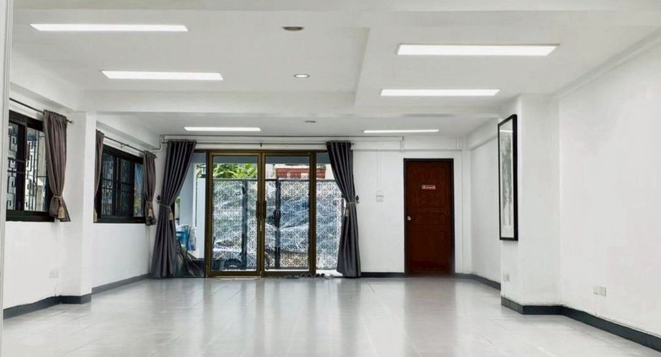 For rent 4 bedrooms townhouse in Prawet, Bangkok