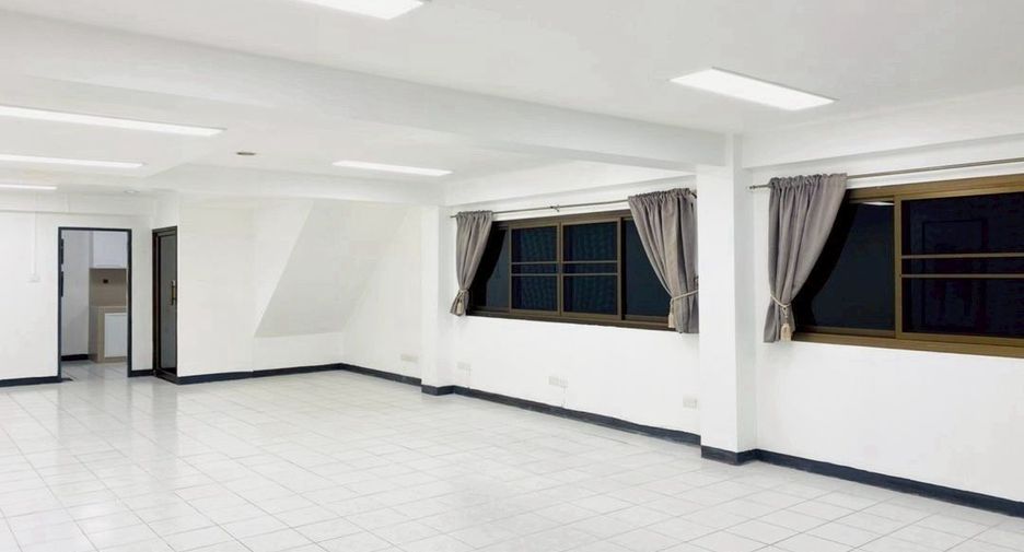 For rent 4 bedrooms townhouse in Prawet, Bangkok
