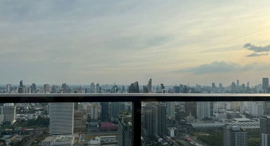 For rent 2 bedrooms condo in Huai Khwang, Bangkok