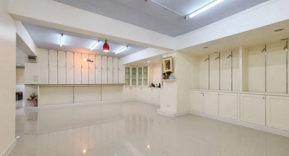 Аренда торговое помещение в Кхлонг Тоеи, Бангкок