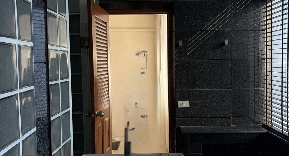 For rent 3 bedrooms condo in Bang Rak, Bangkok