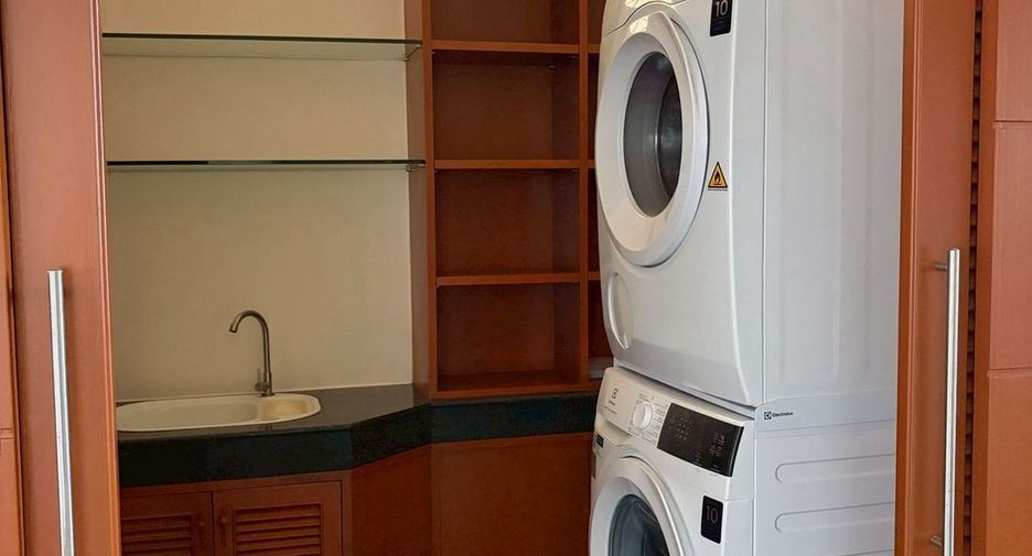 For rent 3 bedrooms condo in Bang Rak, Bangkok