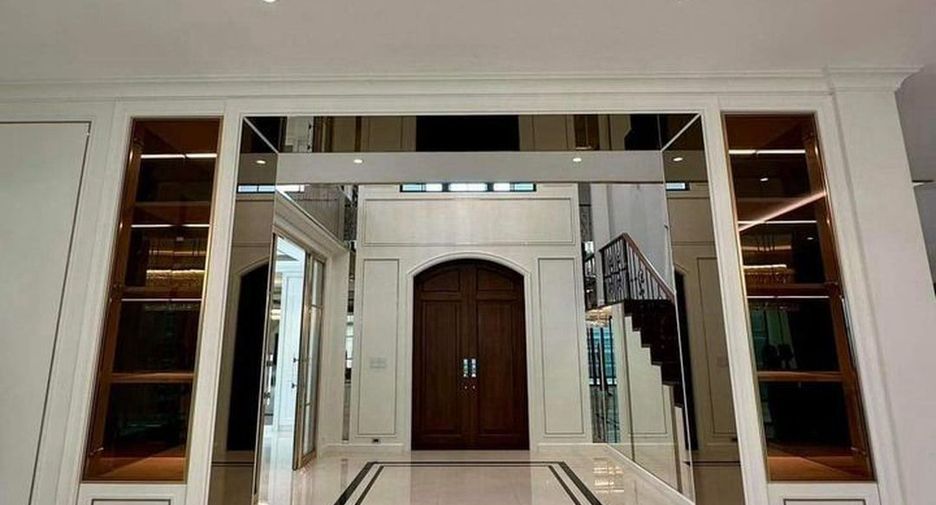 For sale 4 bedrooms house in Thawi Watthana, Bangkok