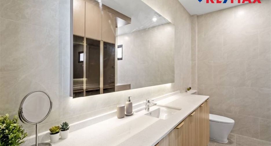 For sale 4 bedrooms house in East Pattaya, Pattaya