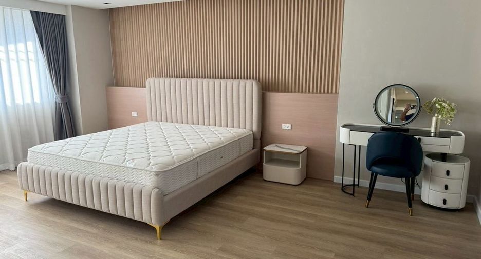 For rent 4 bedrooms condo in Watthana, Bangkok