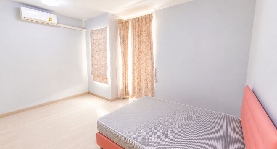 For sale 3 bedrooms townhouse in Khlong Sam Wa, Bangkok