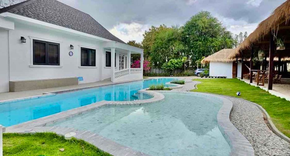 For rent 4 bedrooms villa in Sattahip, Chonburi