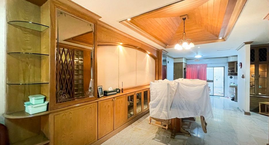 For rent and for sale 4 bedrooms townhouse in Thon Buri, Bangkok