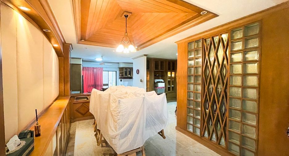 For rent and for sale 4 bedrooms townhouse in Thon Buri, Bangkok