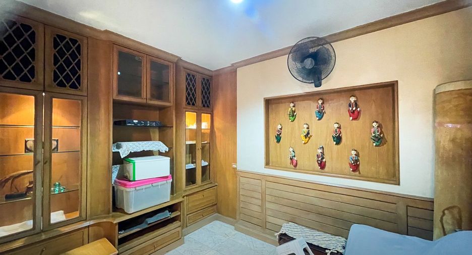 For rent and for sale 4 bedrooms townhouse in Thon Buri, Bangkok