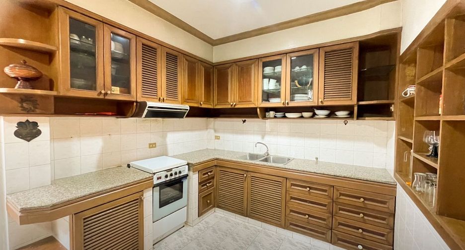 For rent and for sale 4 bedrooms townhouse in Thon Buri, Bangkok