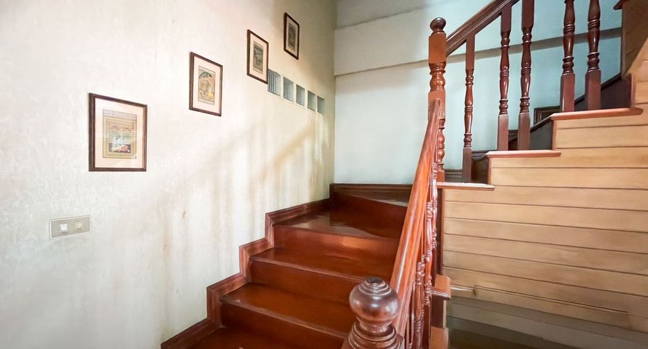 For rent and for sale 4 bedrooms townhouse in Thon Buri, Bangkok