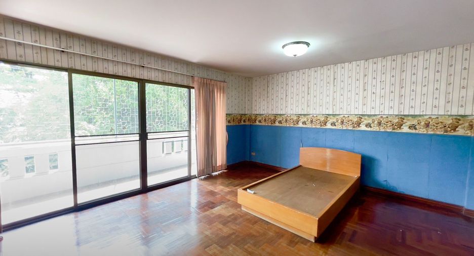 For rent and for sale 4 bedrooms townhouse in Thon Buri, Bangkok