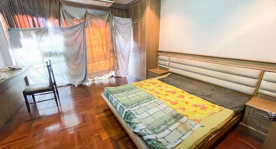 For rent and for sale 4 bedrooms townhouse in Thon Buri, Bangkok