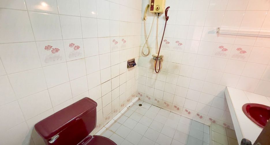For rent and for sale 4 bedrooms townhouse in Thon Buri, Bangkok