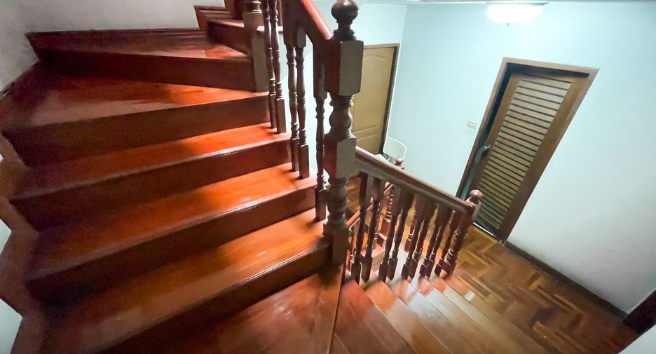 For rent and for sale 4 bedrooms townhouse in Thon Buri, Bangkok
