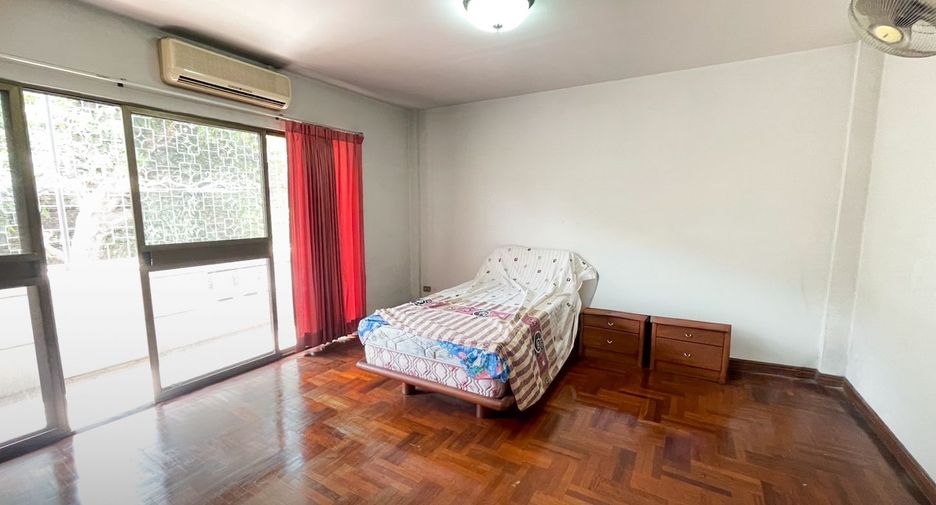 For rent and for sale 4 bedrooms townhouse in Thon Buri, Bangkok