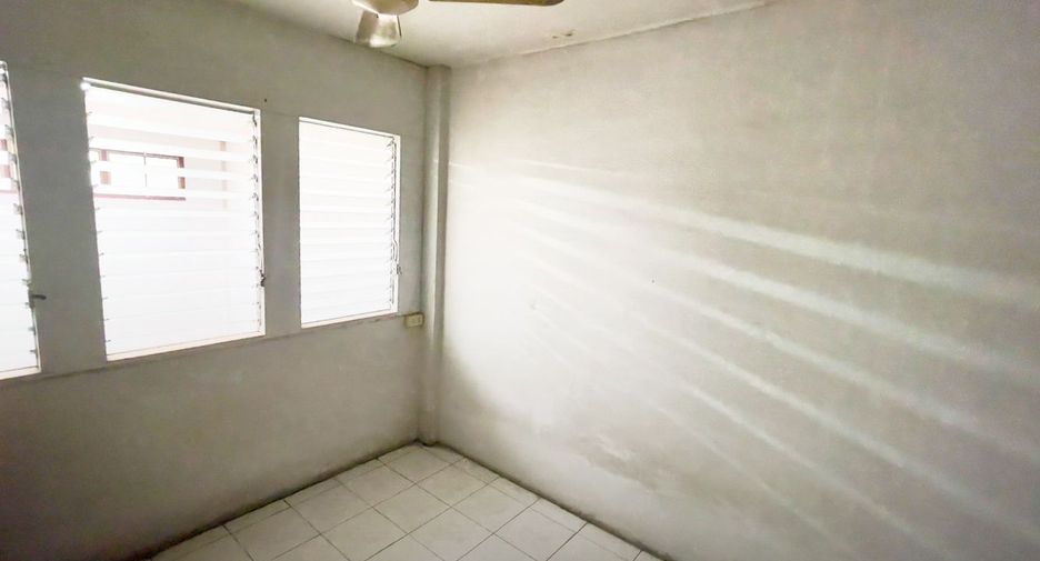 For rent and for sale 4 bedrooms townhouse in Thon Buri, Bangkok
