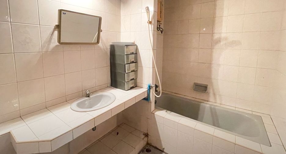 For rent and for sale 4 bedrooms townhouse in Thon Buri, Bangkok