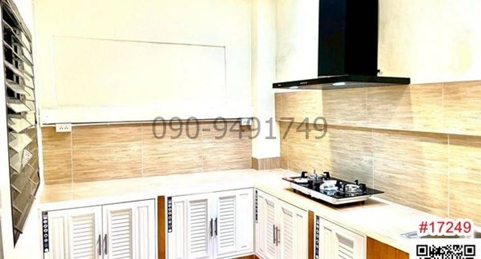 For rent 2 bedrooms townhouse in Bang Na, Bangkok