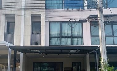 Casa adosada en venta de 3 habitaciones en Pak Kret, Nonthaburi