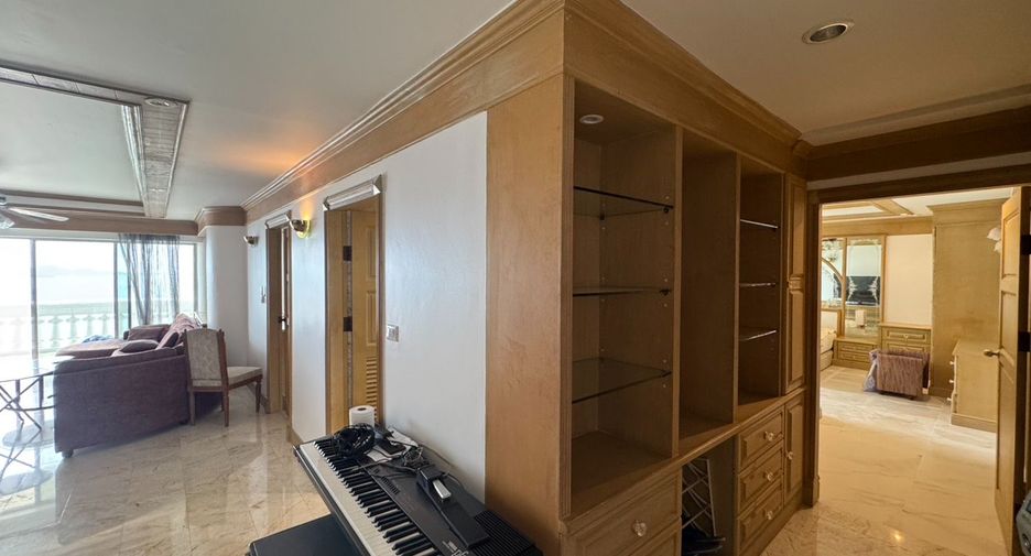 For rent 3 bedrooms condo in North Pattaya, Pattaya