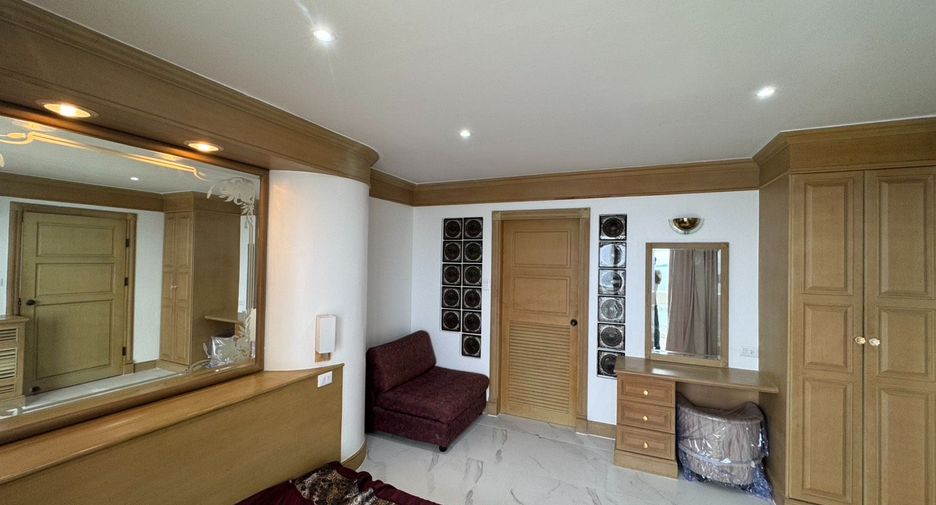 For rent 3 bedrooms condo in North Pattaya, Pattaya