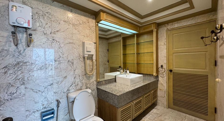 For rent 3 bedrooms condo in North Pattaya, Pattaya