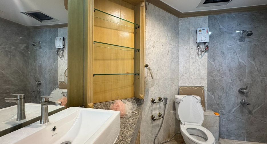 For rent 3 bedrooms condo in North Pattaya, Pattaya