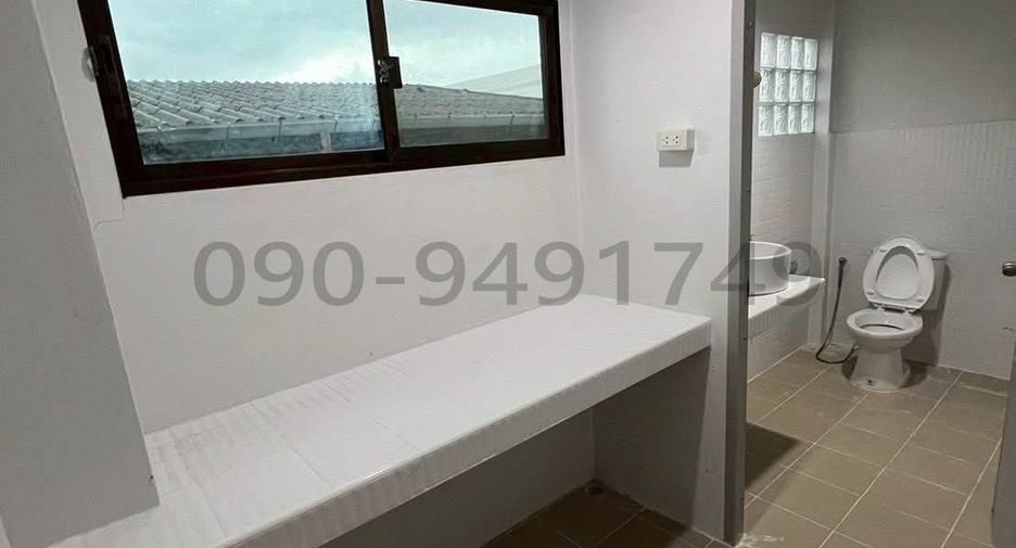 For rent 3 bedrooms townhouse in Phra Khanong, Bangkok