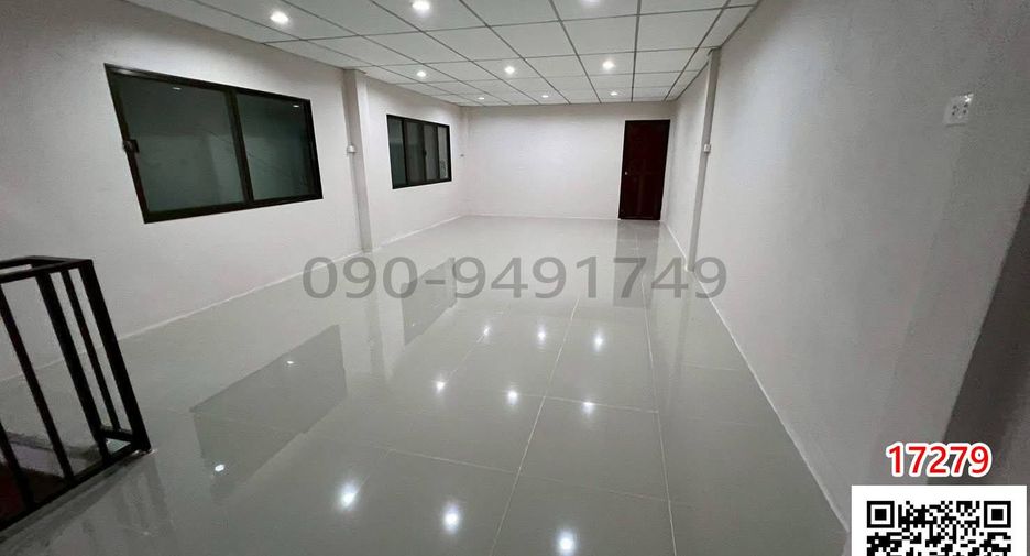 For rent 3 bedrooms townhouse in Phra Khanong, Bangkok