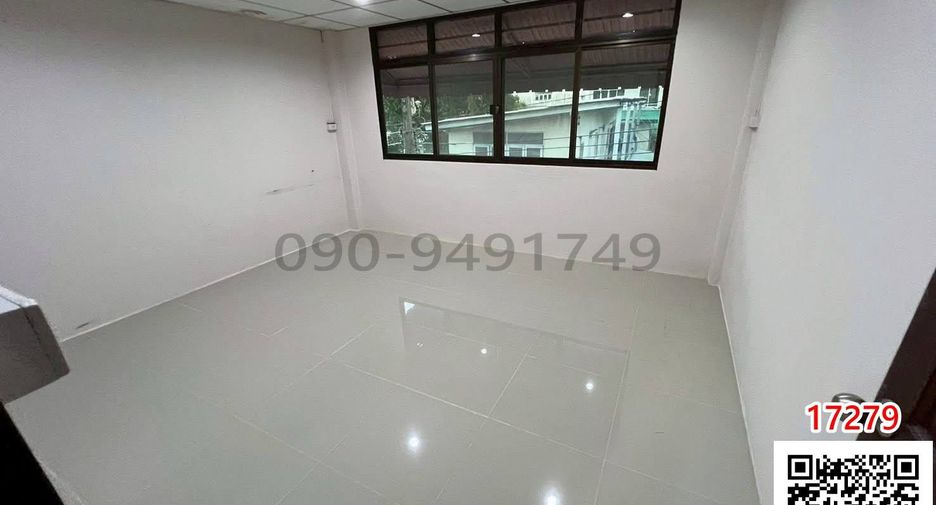 For rent 3 bedrooms townhouse in Phra Khanong, Bangkok