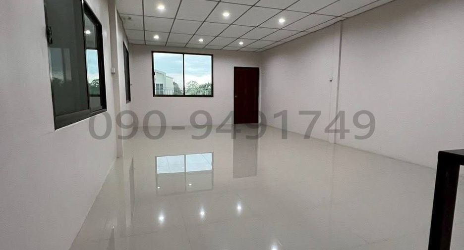 For rent 3 bedrooms townhouse in Phra Khanong, Bangkok